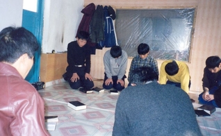 Cristãos precisam se reunir em locais secretos na Coreia do Norte. (Foto: World Help)
