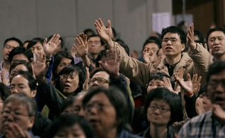 Cristãos participam de culto, na China. (Foto: Time)