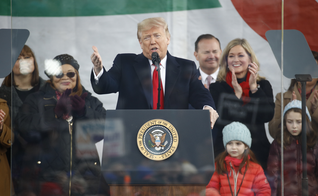 Trump foi o primeiro presidente dos EUA a participar da Marcha pela Vida em 47 anos. (Foto: America Magazine)