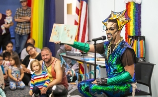 O momento de histórias contadas a crianças por Drag Queens era restrito às bibliotecas públicas nos EUA, porém agora, escolas públicas também estão aderindo ao programa. (Foto: The Seattle Times)