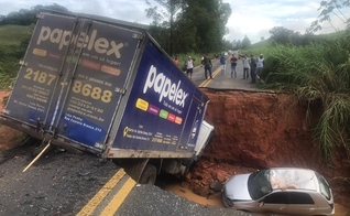 Cratera engoliu quatro veículos na madrugada na MG-133, em Tabuleiro. (Foto: Rodrigo Neves/G1)