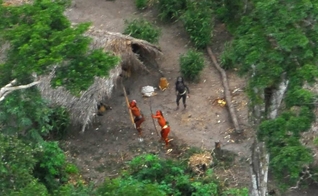 Índios isolados observados em sobrevoo pela Terra Indígena Kampa e Isolados do Envira, no Acre. (Foto: Gleison Miranda/Funai)
