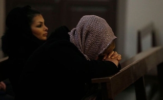 Cristãs oram em igreja no Irã. (Foto: The Hill)