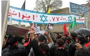 Estudantes islâmicos do Basij fazem manifestação no Irã. (Foto: ARAM)