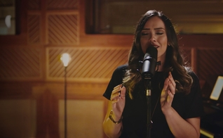 Amanda Rodrigues está lançando o single "No meio do Caos", que integra o projeto Musile Sessions. (Imagem: Divulgação)