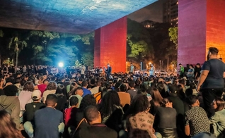 Gabriel Cantarino, pastor da Igreja ONE em São Paulo, em pregação no MASP, na Avenida Paulista. (Foto: Igreja ONE SP)