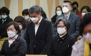 Fiéis participam de culto com máscaras para proteger a boca e o nariz e evitar contaminação. (Foto: Tempo.co.English)