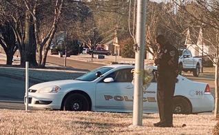 Há cinco anos o policial Warren ora por estudantes. (Foto: Facebook)