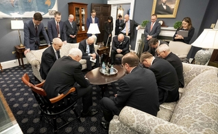 Vice-presidente dos EUA, Mike Pence, em momento de oração com a Força-Tarefa do Coronavírus. (Foto: Casa Branca/D. Myles Cullen)