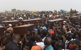 Cristãos realizam velório coletivo na Nigéria, após massacre. (Foto: Intersociety)
