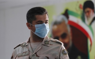 Membro da Guarda de Fronteira Iraniana usa máscara protetora, após surto do coronavírus no país. (Foto: Reuters/Essam Al-Sudani)