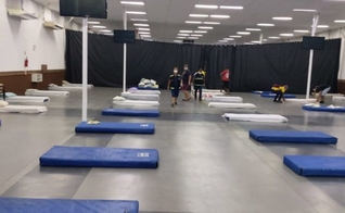 Em Santa Catarina, a Igreja Luz da Vida montou um espaço para abrigar moradores de rua durante a pandemia. (Foto: Prefeitura de Balneário Camboriú)