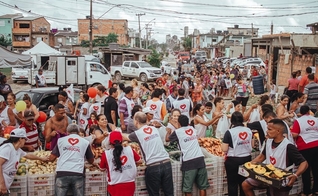 Voluntários distribuem alimentos para pessoas que perderam renda na periferia de São Paulo. (Foto: Unisocial)