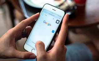 Há um aumento no número de pessoas que buscam por orações na internet. (Foto: Nuttapol Sn/Shutterstock)