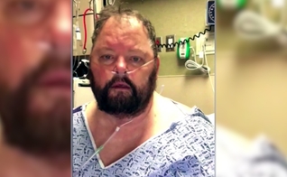 Clay Bentley teve alta do hospital após apresentar significativa melhora em seu quadro clínico. (Imagem: CNN.com)