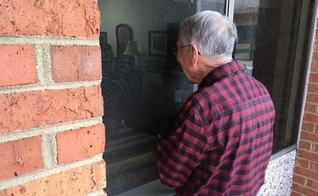 Em meio à pandemia de coronavírus, o Dr. John Kline passa cerca de 15 minutos por dia na janela da casa de repouso de sua esposa. (Foto: WSF)
