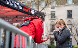 Capelão Charlie Clark ora pela moradora de Nova York, Jennifer Armitage, em frente à tenda de oração. (Foto: Billy Graham Evangelistic Association)