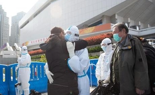 Paciente com covid-19 recebe alta em hospital chinês. (Foto: EFE)