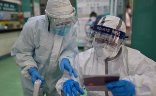 Equipe de saúde coleta amostras para exames de coronavírus em Wuhan, China. (Foto: Hector RETAMAL/AFP)