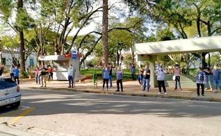 Pastores e fiéis se reúnem para orar em frente à hospital de Jundiaí. (Foto: Reprodução/TV TEM)