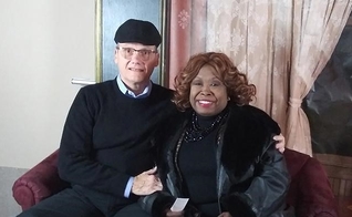 Pastor Leonard (esquerda) está celebrando 8 anos de casamento com sua esposa, Claudette. (Foto: Faithwire)