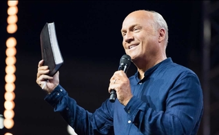 Greg Laurie é pastor e evangelista, fundador da igreja Harvest Christian Fellowship, em Riverside, Califórnia - EUA. (Imagem: Youtube / Reprodução)