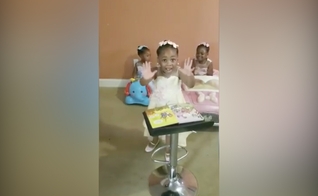 Imagens da pequena Grace, que improvisou um púlpito e pregou para as irmãs. (Foto: Harmony Love)