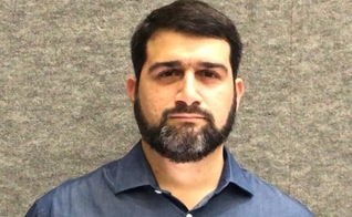 Pastor JonatasCupello é autor do livro 'O agir de Deus em meio ao Caos' e está usando o lucro das vendas para comprar cestas básicas para famílias necessitadas. (Foto: Arquivo pessoal)