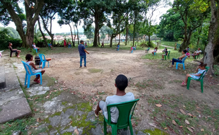 No culto ao ar livre, as pessoas ficam a uma distância segura para evitar a propagação do Covid-19. (Foto: International Mission Board)