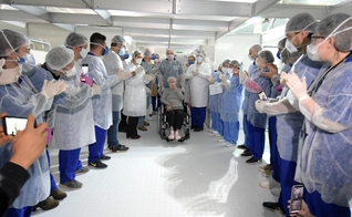 Idosa recebe despedida da equipe de médicos após receber alta em tratamento do coronavírus. (Foto: Fábio Nunes Teixeira /PMG)