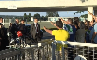 Apoiadores de Bolsonaro oram pelo presidente na porta do Palácio da Alvorada. (Foto: CNN)