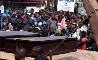 Pessoas reagem enquanto um caminhão transporta caixões de pessoas mortas pelos pastores Fulani, em Makurdi, Nigéria, em 11 de janeiro de 2018. (Foto: REUTERS / Afolabi Sotunde)