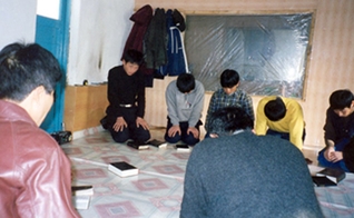 Cristãos oram ajoelhados em igreja clandestina da Coreia do Norte. (Foto: GodReports)