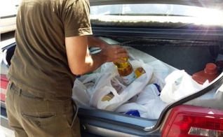 Cristãos usaram de seus próprios recursos para comprar alimentos e doar a famílias necessitadas de suas comunidades. (Foto: Portas Abertas - EUA)