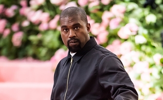 Além de pagar a faculdade da filha de George Floyd, Kanye West também fez uma doação de um total de 2 milhões de dólares a duas famílias negras que tiveram entes queridos mortos por policiais. (Foto: Gilbert Carrasquillo / Yahoo)