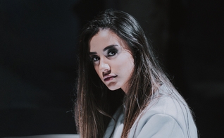 Isadora Pompeo está lançando o clipe "História". (Imagem: Divulgação)