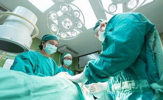 Devido a uma lei do governo Obama, os médicos eram obrigados a realizar cirurgias transgênero, de mudança de sexo e abortos. (Foto: CC0 - Domínio Público)
