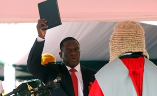Emmerson Mnangagwa segura a Bíblia em cerimônia de posse em Harare. (Foto: Mike Hutchings/Reuters)