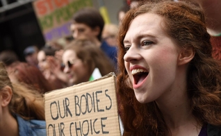 Manifestantes participam de ato em favor da legalização completa aborto no Reino Unido. (Foto: AFP / Getty Images)