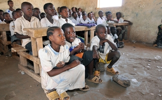 Alunos assistem aula em escola do Sudão. (Foto: UNESCO)