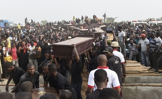 Cristãos são sepultados em tempos de massacre na Nigéria. (Foto: Intersociety)