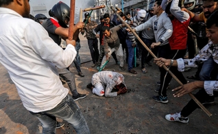 Grupo de hindus espancam homem durante protestos em Nova Délhi, na Índia. (Foto: Reuters/Danish Siddiqui)