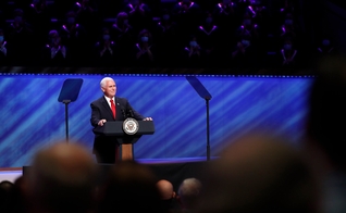Vice-presidente americano Mike Pence na Primeira Igreja Batista em Dallas. (Foto: Tony Gutierrez/AP)