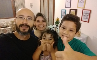 Pastor Tiago Moura, sua esposa, Tayanny Moura, e os filhos Henrique e Rebeca. (Foto: Verbo da Vida)