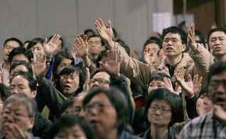 Cristãos com mãos levantadas em adoração durante conferência em Hong Kong. (Foto: AFP/Getty Images)