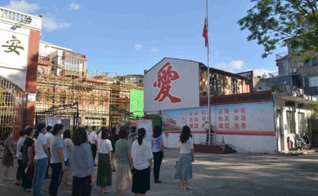Cristãos participam de cerimônia de hasteamento da bandeira para reabertura de igreja na China. (Foto: Bitter Winter)