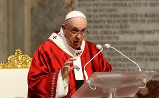 Papa Francisco celebra missa na basílica de São Pedro, no Vaticano. (Foto: REMO CASILLI / POOL PHOTO VIA AP)