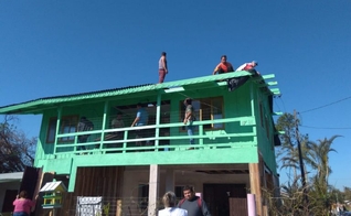 Cristãos ajudam a reconstruir telhado de casa afetada pelo ciclone. (Foto: ASA Garuva)