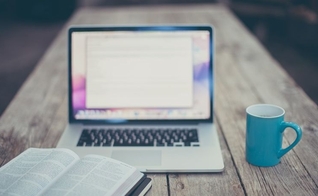 Um terço dos cristãos praticantes não estão assistindo aos cultos online de sua própria igreja. (Foto: Anggie/Lightstock)