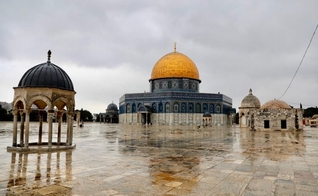 Imagem do complexo da mesquita Al-Aqsa na Cidade Velha de Jerusalém. (Foto: AFP)